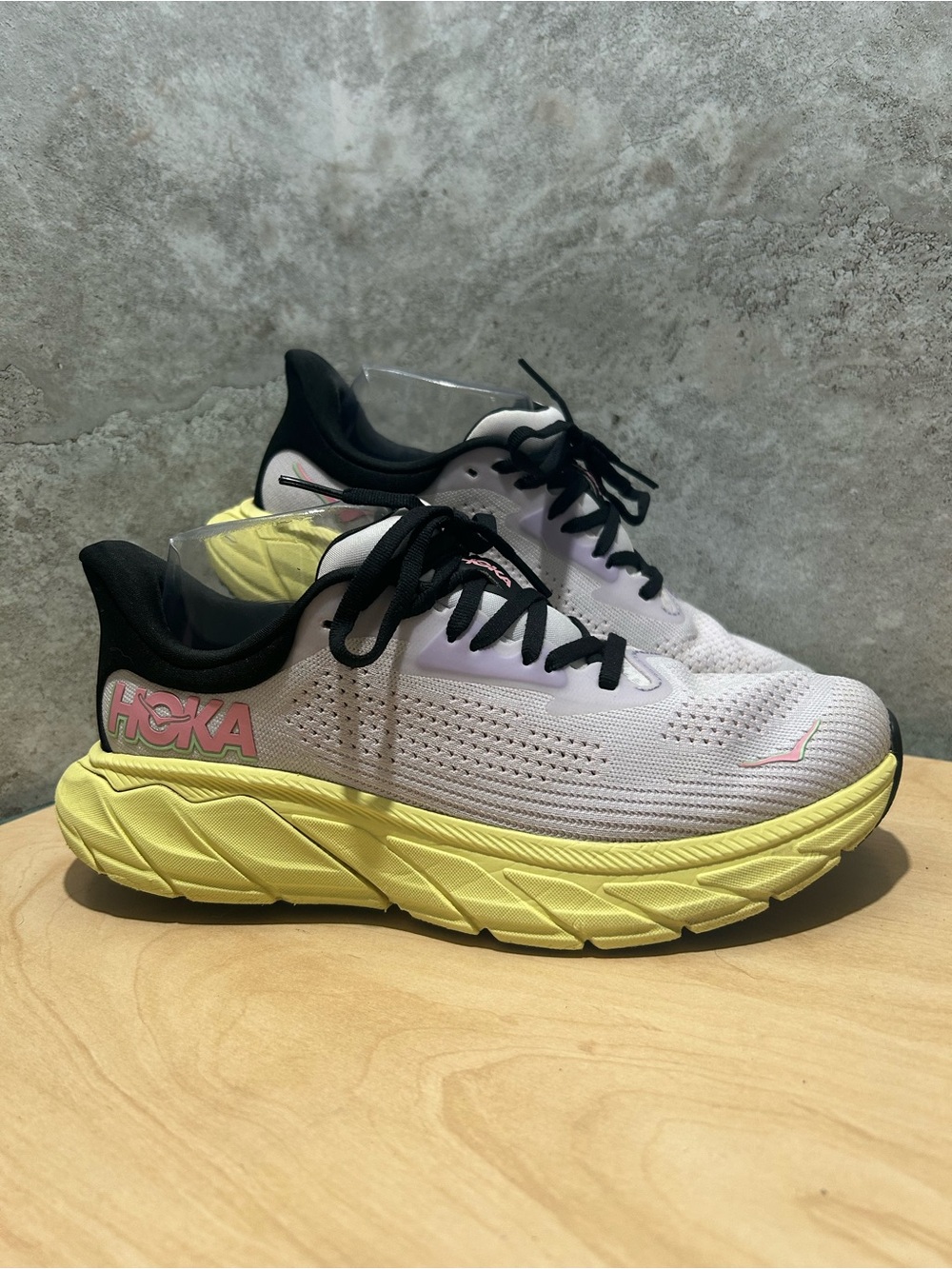 HOKA Women's Arahi 7 running shoes size 7.5B